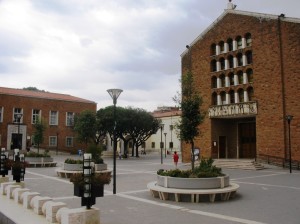 Pomezia_piazza_con_chiesa